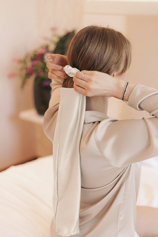 Scrunchie Loop aus Bambusseide in Yvori am Model Rückansicht