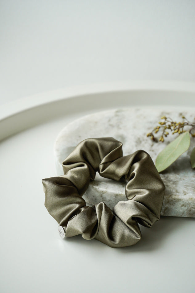 Scrunchie glänzend aus Satin in Khaki