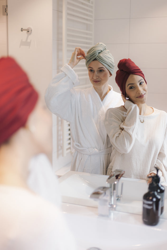 Turban Handtuch aus Bambusjersey in Olive und Bordeaux an Models über den Spiegel