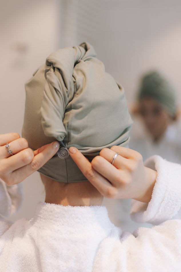 Turban Handtuch aus Bambusjersey in Olive Nahaufnahme vom Knopf Rückansicht