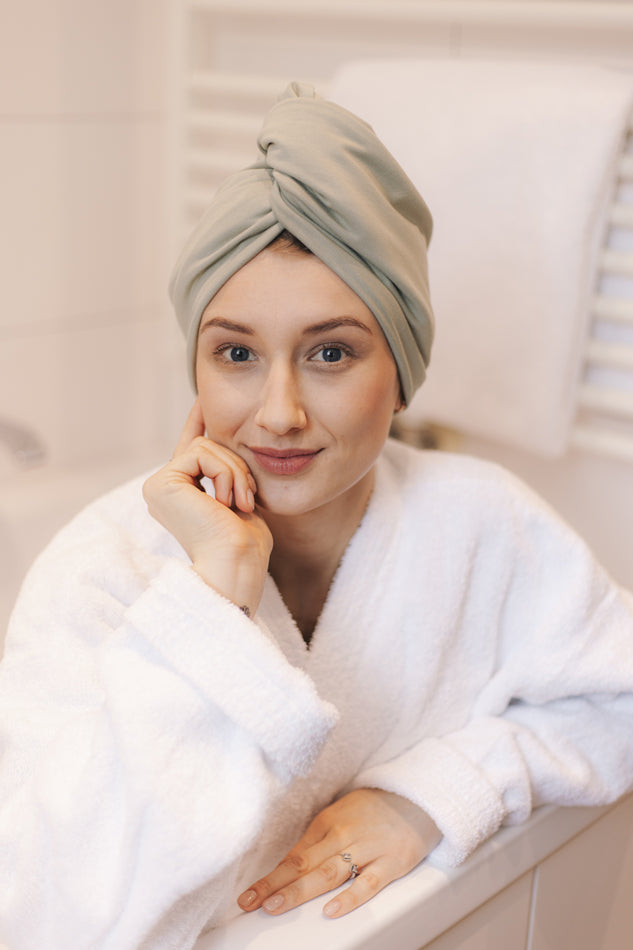 Turban Handtuch aus Bambusjersey in Olive an Model Nahaufnahme