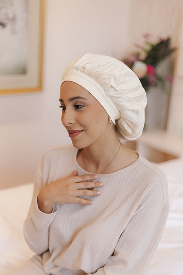 Vegane Seidenhaube aus Bambusseide in Yvori am Model