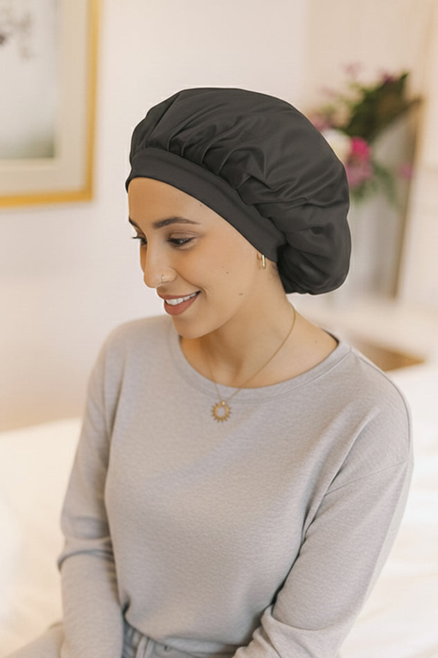 Vegane Seidenhaube aus Bambusseide in Stone am Model