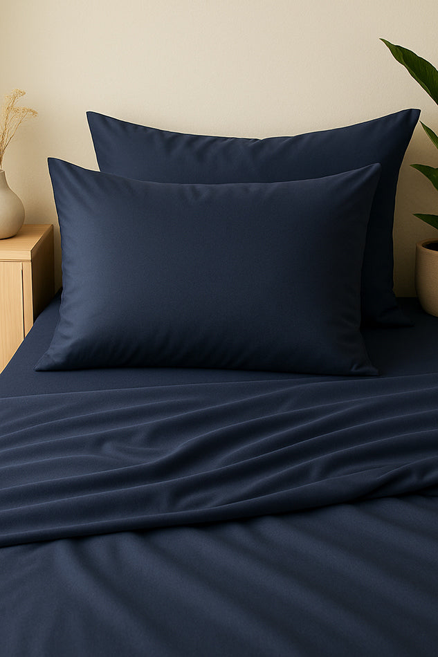 Veganer Bettbezug aus Bambusseide in Dunkelblau am Bett