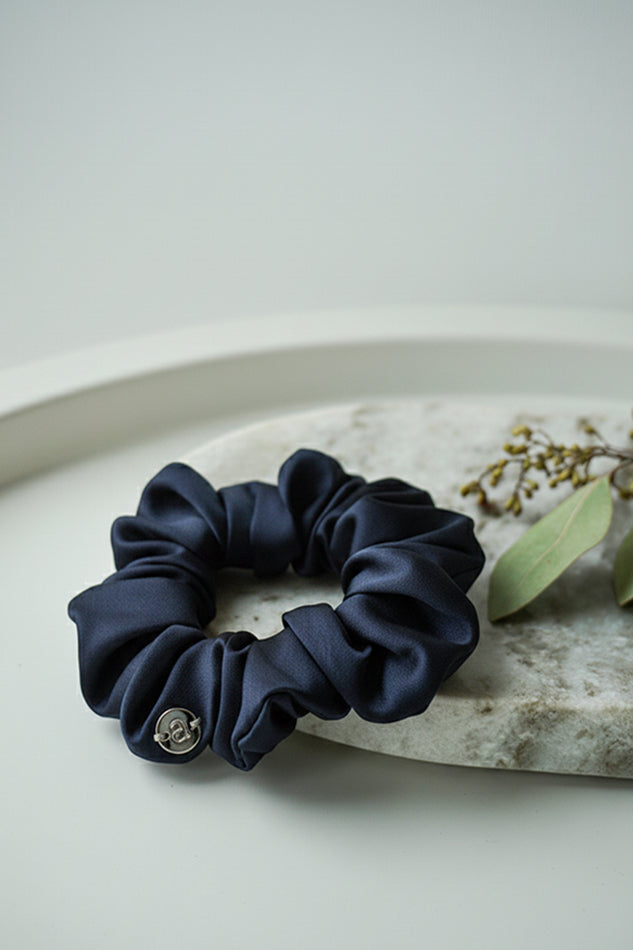 Veganer Scrunchie aus Bambusseide in Dunkelblau