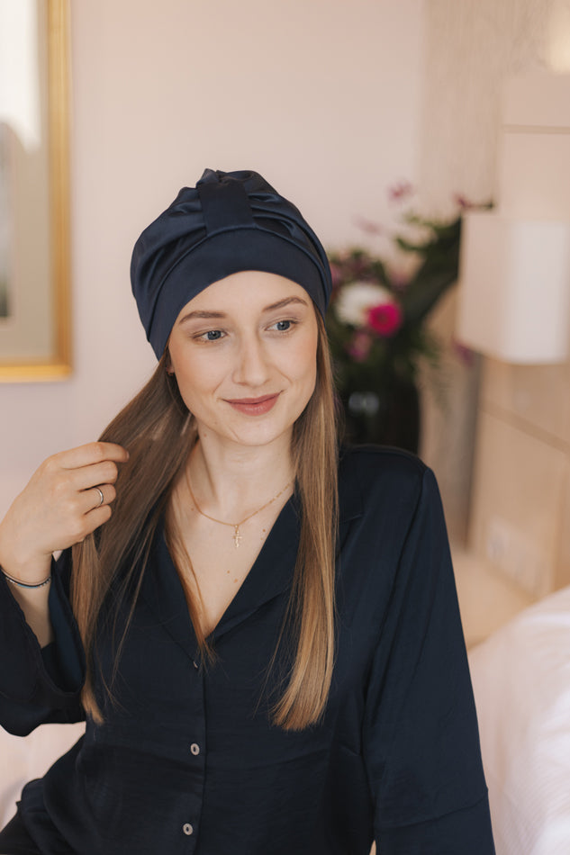 Veganer Seidenturban aus Bambusseide in Dunkelblau am Model mit offenem Haar