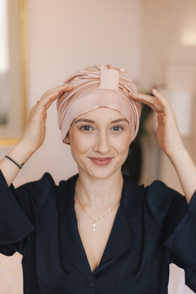 Veganer Seidenturban aus Bambusseide in Rosa am Model